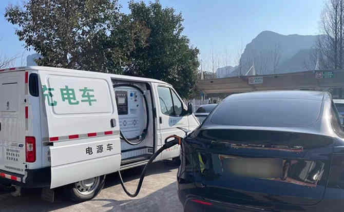 个旧汽车搭电